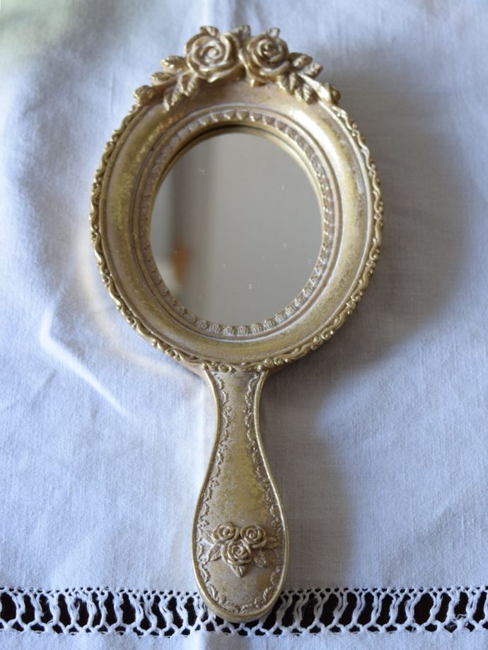 アンティーク風のおしゃれな鏡、壁かけにも出来る上品なハンドミラー