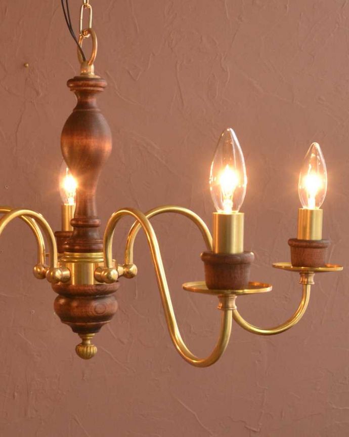 木製✕真鍮のコラボが人気のアンティーク風の木製シャンデリア（5灯
