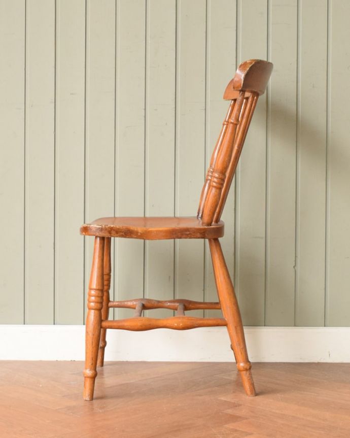 英国のおしゃれなアンティークチェア、ナチュラルな雰囲気のキッチン