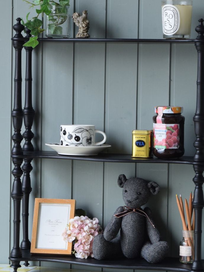 フランスのアンティークシェルフ、挽き物細工がおしゃれな黒い飾り棚(d