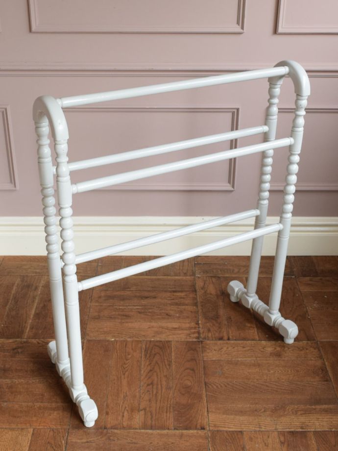 イギリスから届いたアンティークのタオル掛け、ボビンレッグが