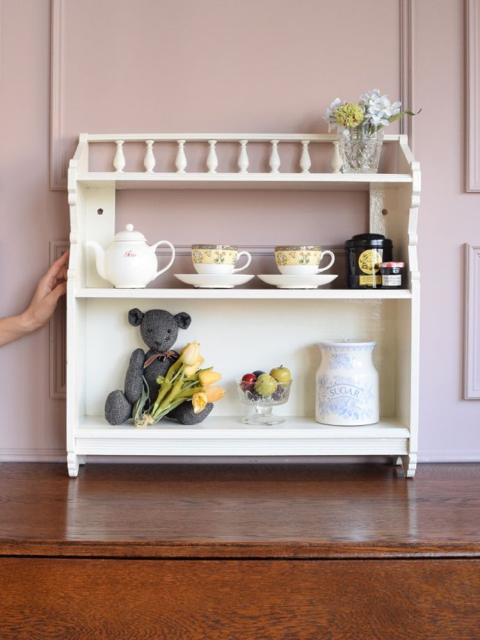 フランスから届いた白いアンティークの棚、シャビーシックなウォール