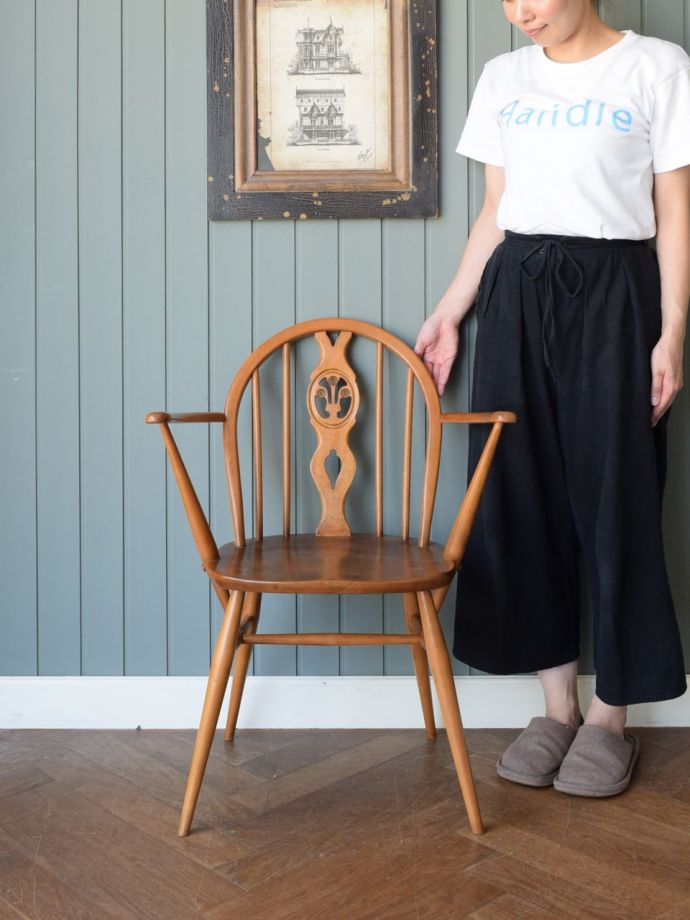 アーコールのシスルバックチェア（カスタード色・ハの字脚・アーム付き