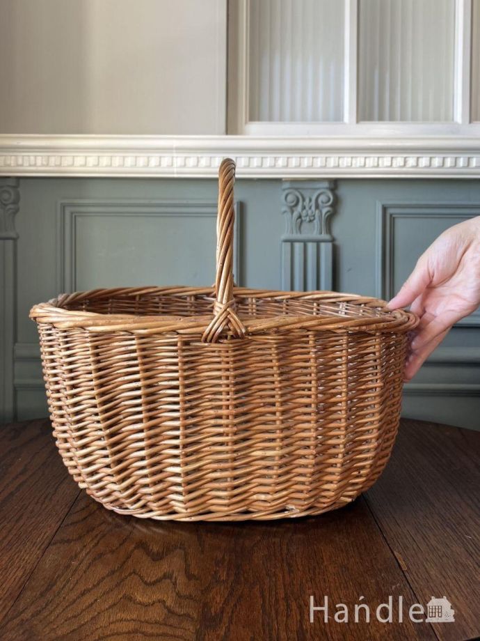 イギリスから届いたアンティークのバスケット、シングルハンドルの