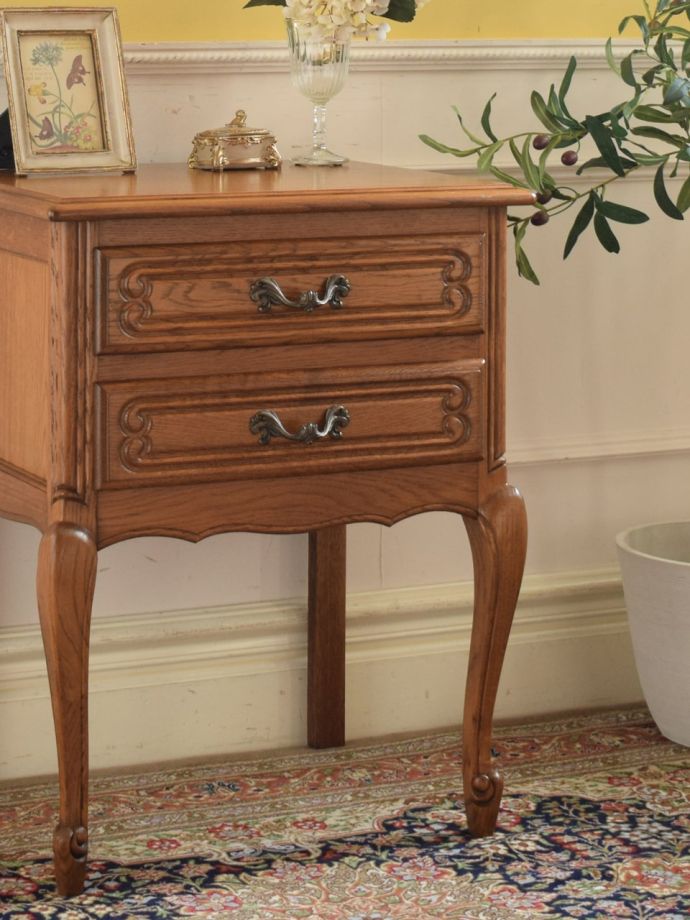 フランスから届いた猫足のアンティーク家具、気軽に楽しめるベッド