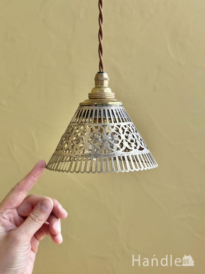 幾何学模様が浮かびあがる美しいアンティークの照明、真鍮製の