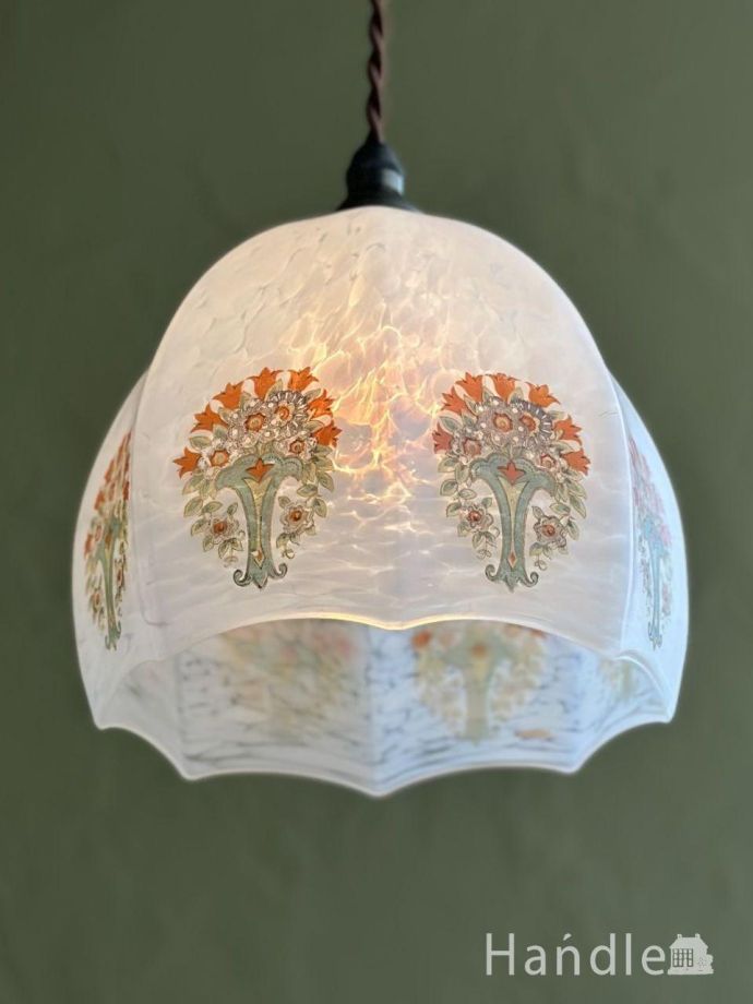 ふんわり丸い形が可愛い、英国アンティークガラスのペンダントライト