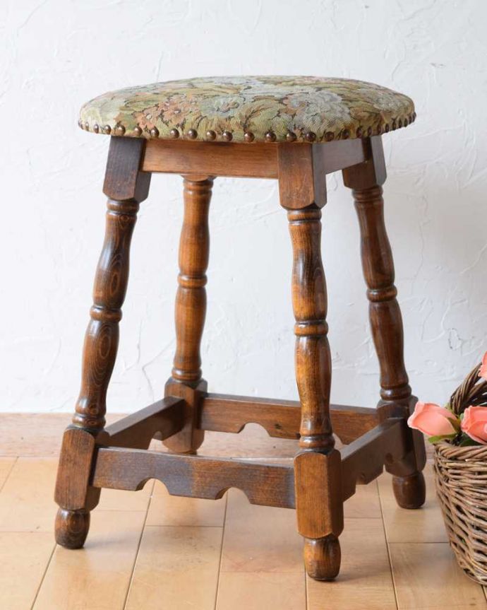 イギリスより到着した脚の彫りがお洒落なアンティークスツール