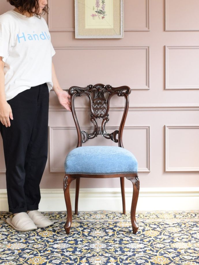 アールヌーヴォーデザインの背もたれにうっとりする、透かし彫りが