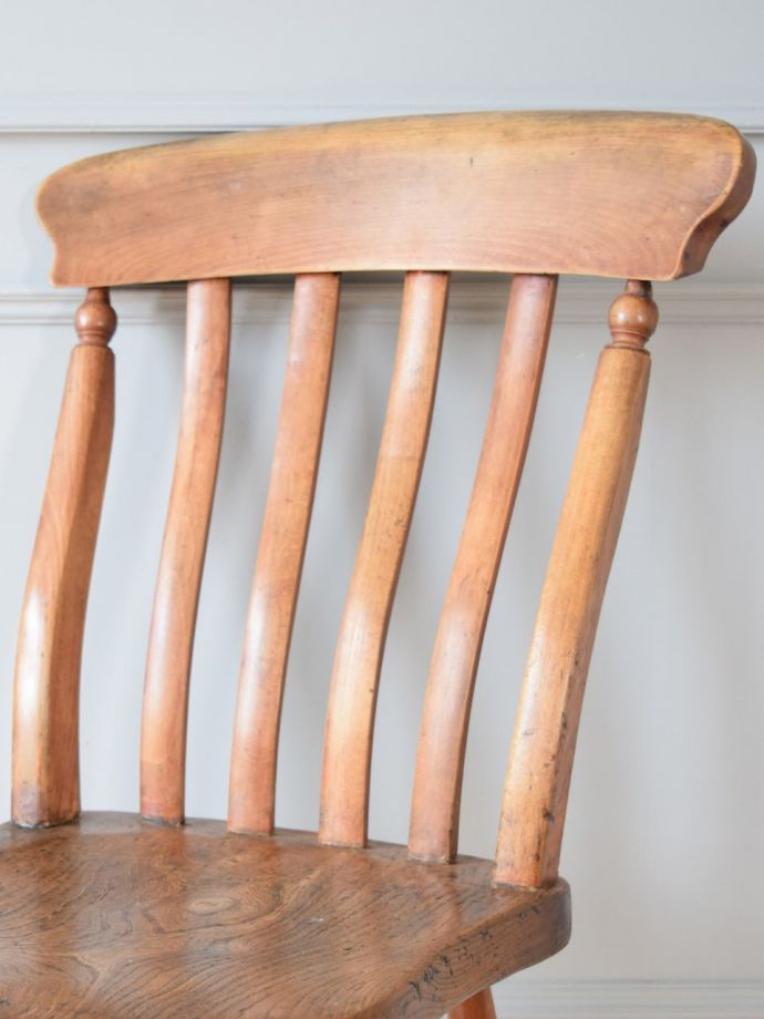 イギリスのおしゃれなアンティークの椅子、ナチュラル感漂うキッチン