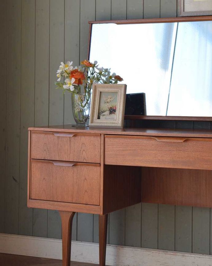 チーク材のヴィンテージ家具、北欧テイストのカッコいいドレッサー