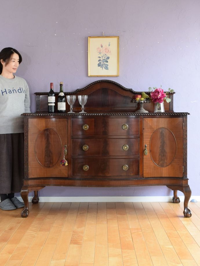 英国のアンティーク家具、杢目が美しい猫脚のサイドボードキャビネット