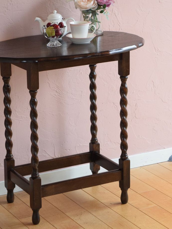 イギリスのアンティークテーブル、ツイスト足がおしゃれな