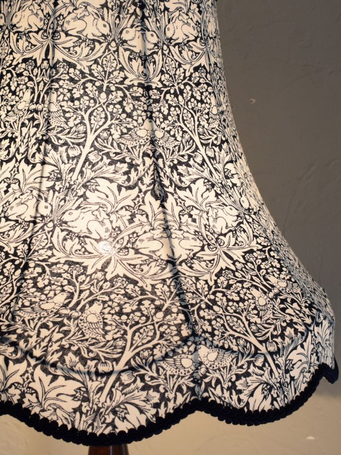 英国アンティークのフロアスタンド、ウィリアムモリスブレアラビットの