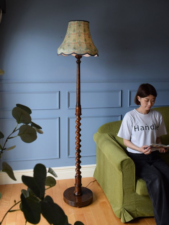 英国で見つけたアンティークのフロアスタンド、ツイストの支柱が