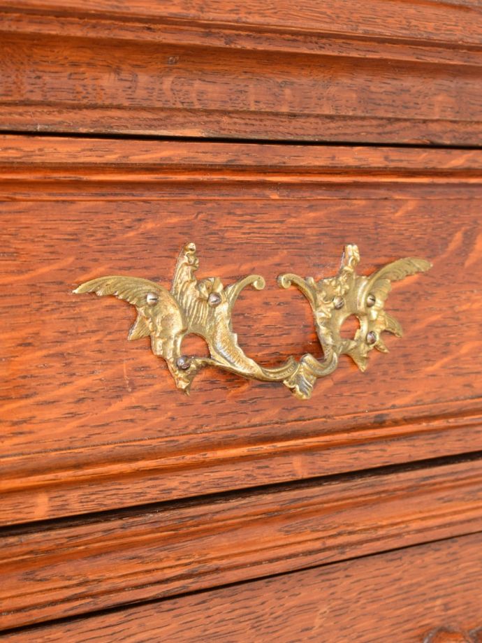 フランスから届いたロココ様式のアンティーク家具、美しい浮き彫りが
