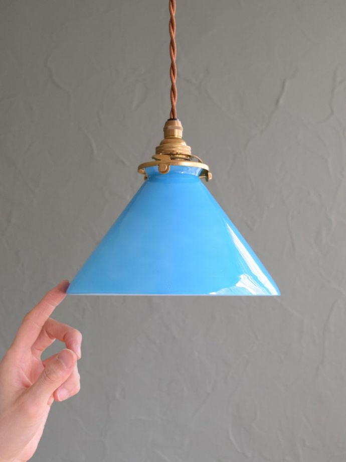 ブルーのシェードがおしゃれなペンダントライト（コード・シャンデリア