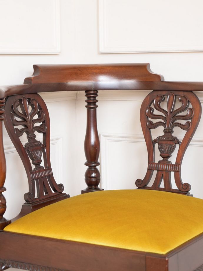 英国のアンティークの椅子、透かし彫りが美しいマホガニー材のコーナー