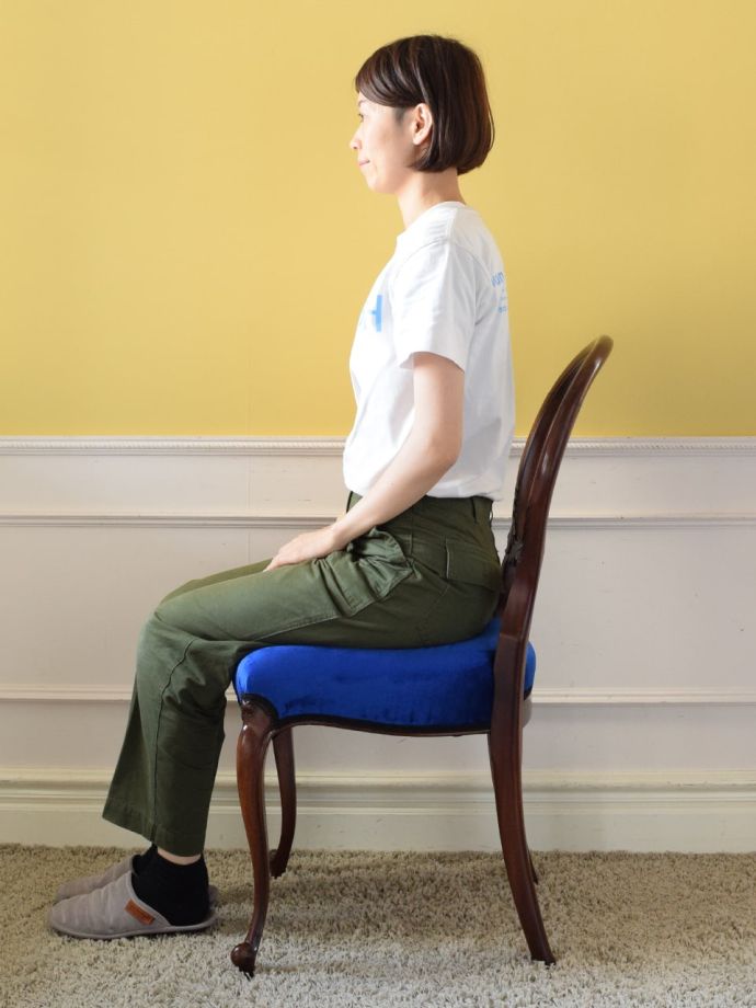 英国アンティークの椅子、背もたれが美しいバルーンバックチェア(q-509