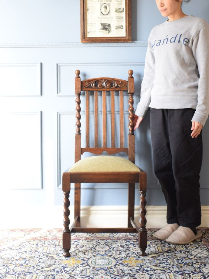 イギリスで見つけたアンティークの椅子、 ツイスト足が美しいオーク材