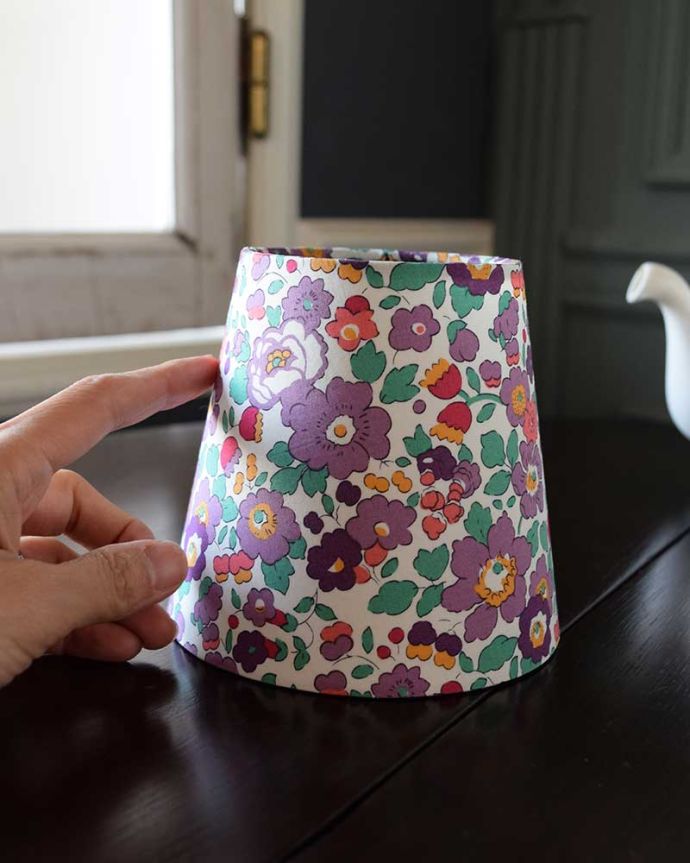 リバティプリントのシェードを被せたおしゃれな照明、真鍮製のテーブル