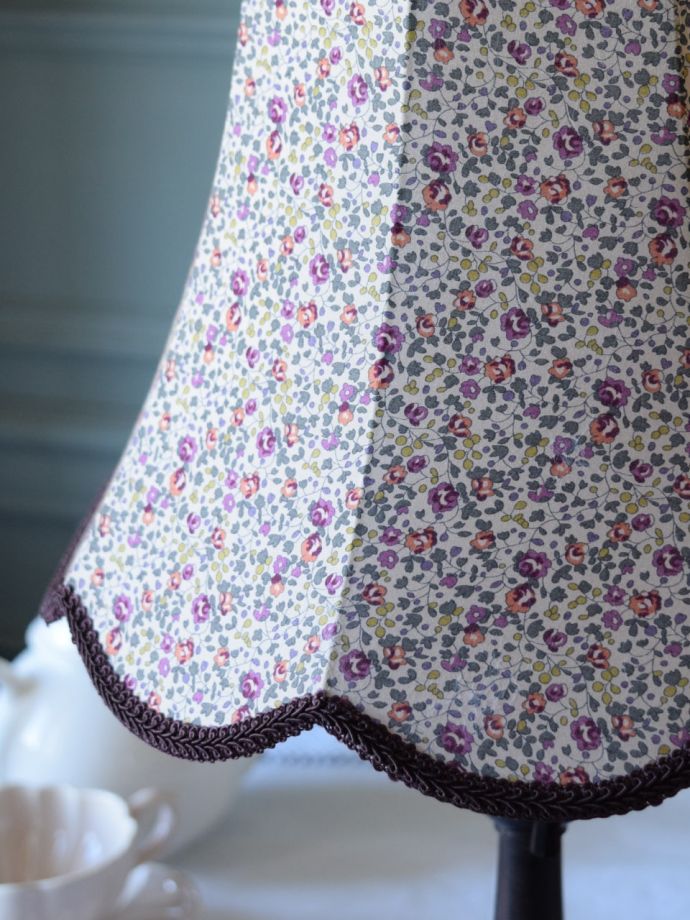 リバティプリントのシェードを被せたおしゃれなテーブルランプ（Eloise