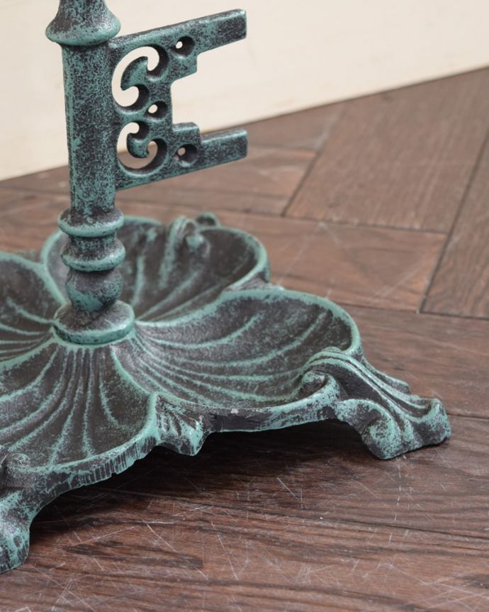 アンティーク調のおしゃれな傘立て、アイアンのアンブレラスタンド(鍵