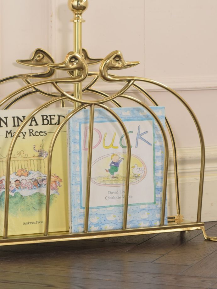 イタリアから届いた白鳥モチーフのマガジンラック、真鍮製のおしゃれな