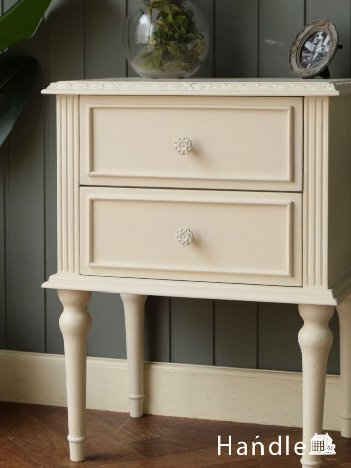 英国アンティーク調のナイトテーブル、白いおしゃれなベッドサイド