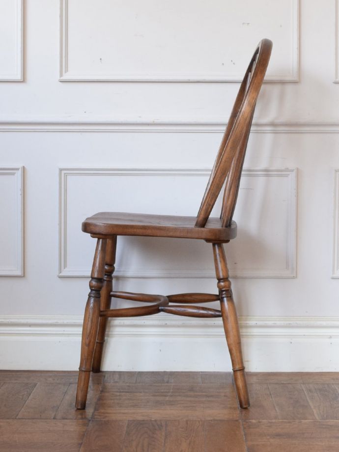 アンティーク調のおしゃれなダイニングの椅子、オーク材のウィンザー