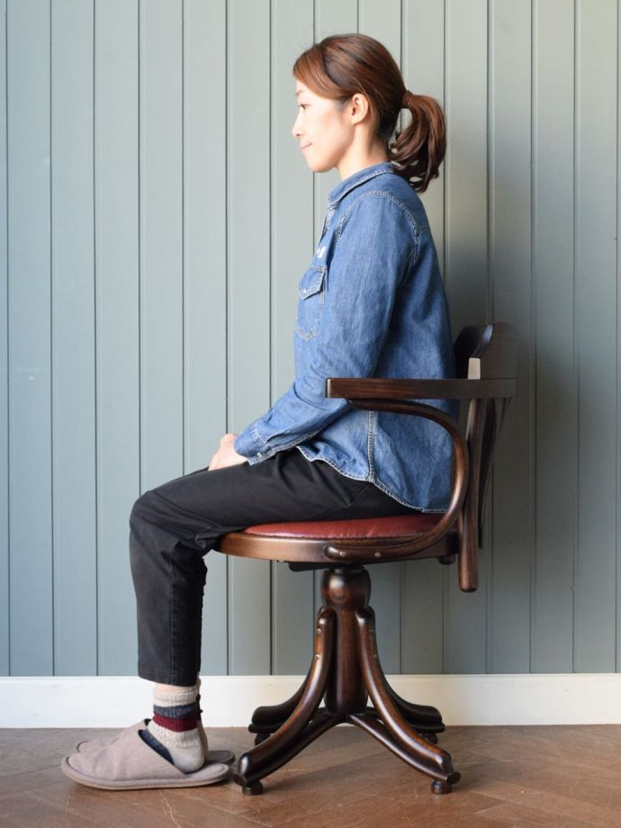 英国アンティーク風のおしゃれな椅子、くるくる回転するドクターズ