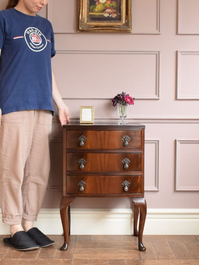 アンティークのおしゃれなサイドチェスト、カブリオールレッグが美しい