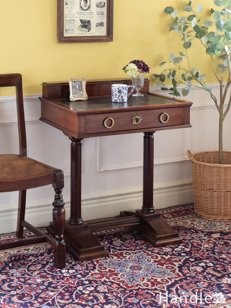 クラシックなアンティーク英国家具、小さな扉付きのデスク（机）(k