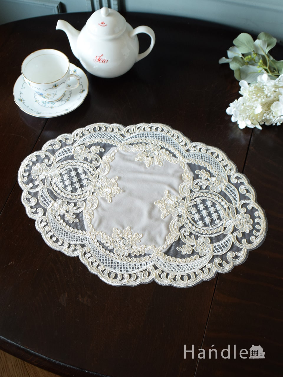 フランスアンティーク風のおしゃれなドイリー、華やかな刺繍の入った