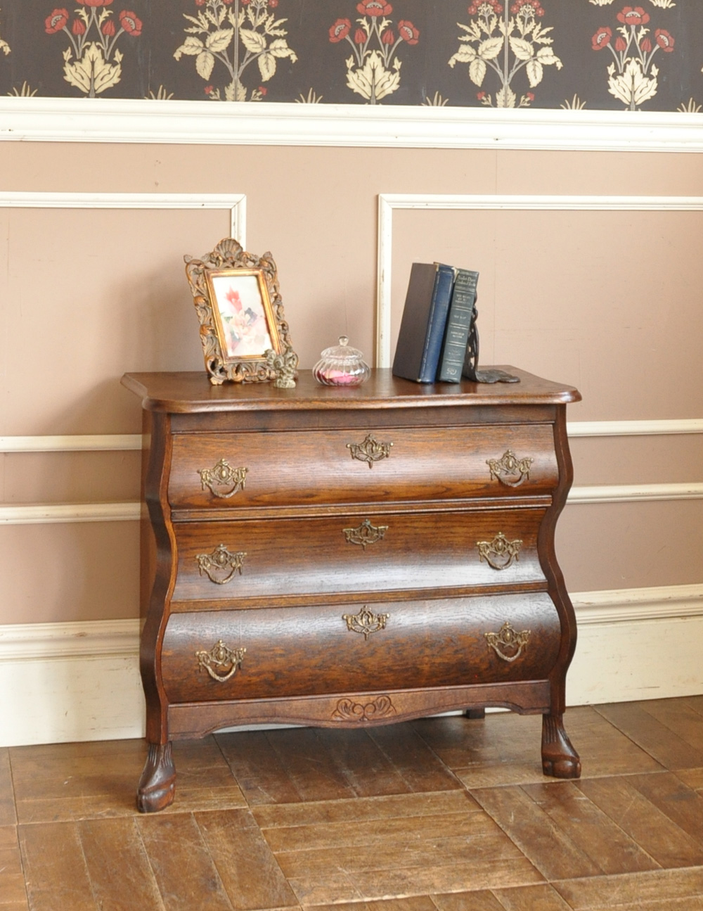 フランスのアンティーク家具、彫が美しい3段チェスト（コモード）(j