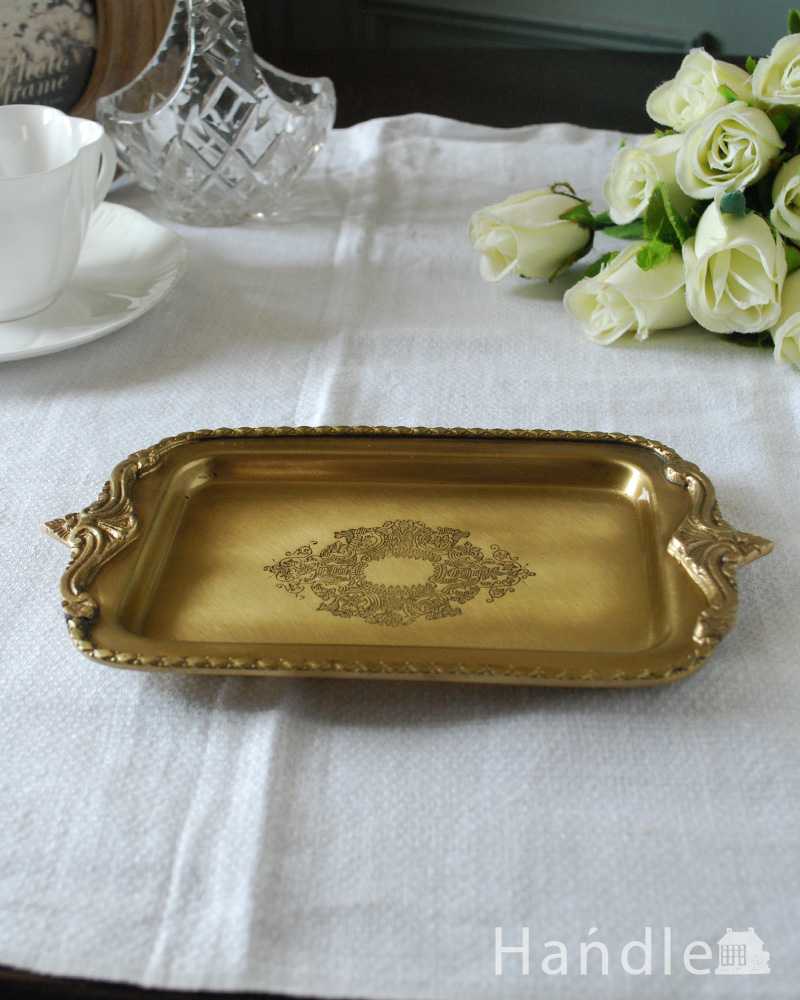 アンティーク風に仕上げた装飾が美しい真鍮製のトレー(n12-339