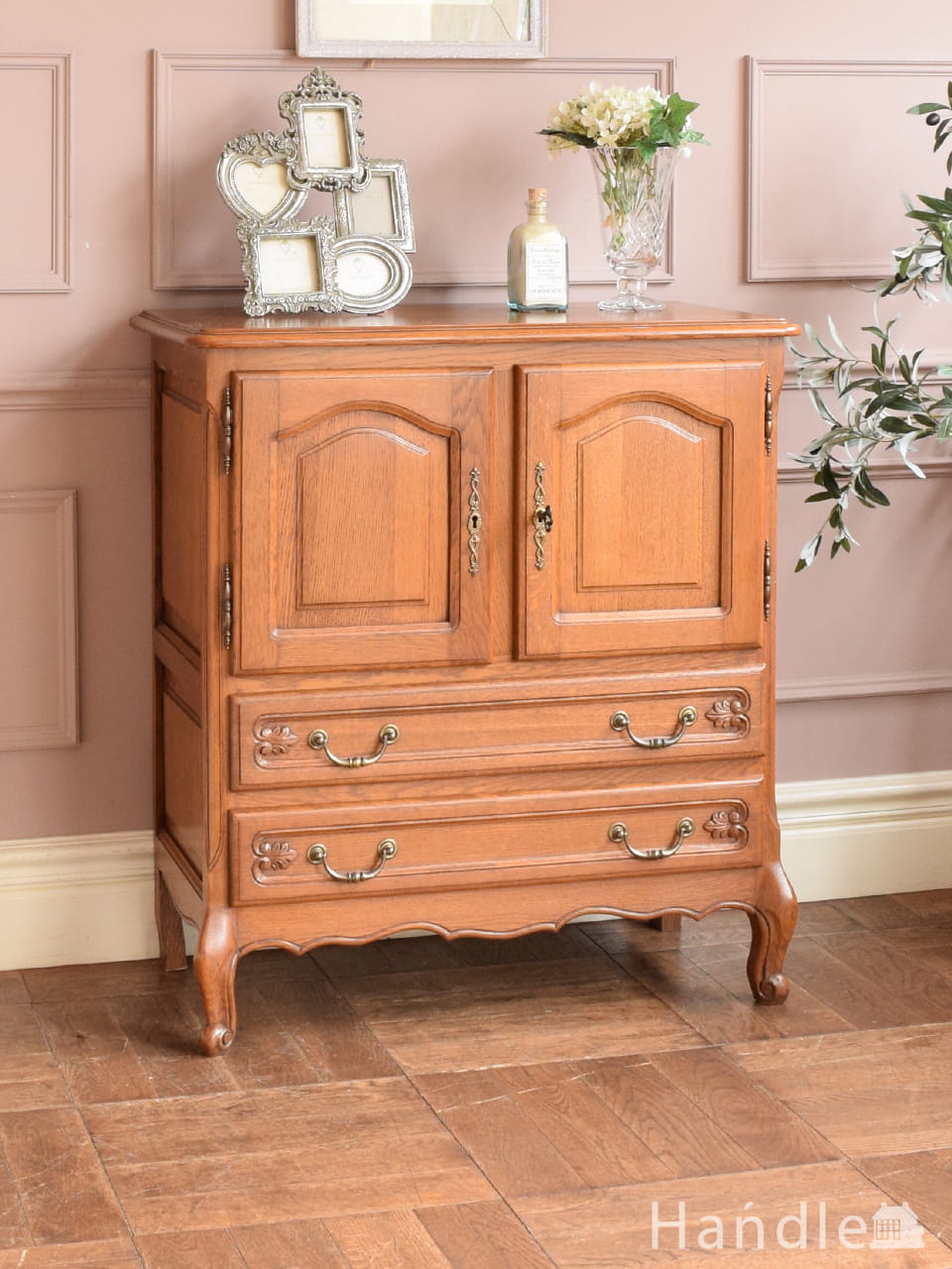 イギリスで買い付けたヴィンテージ家具、引き戸式のサイドボード