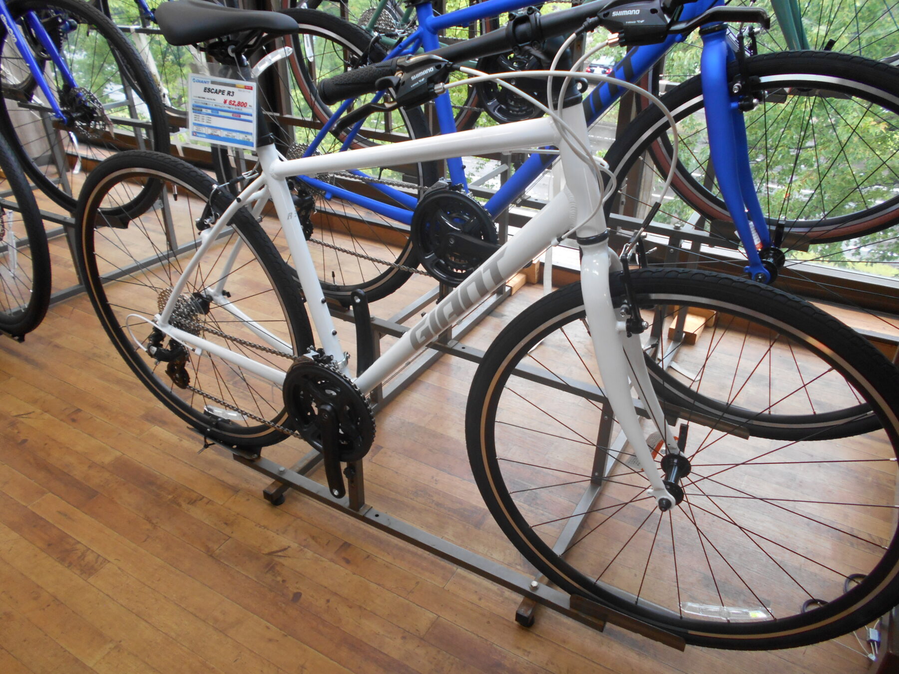 クロスバイクの定番【GIANT ESCAPE R3】の2025年モデル入荷しました