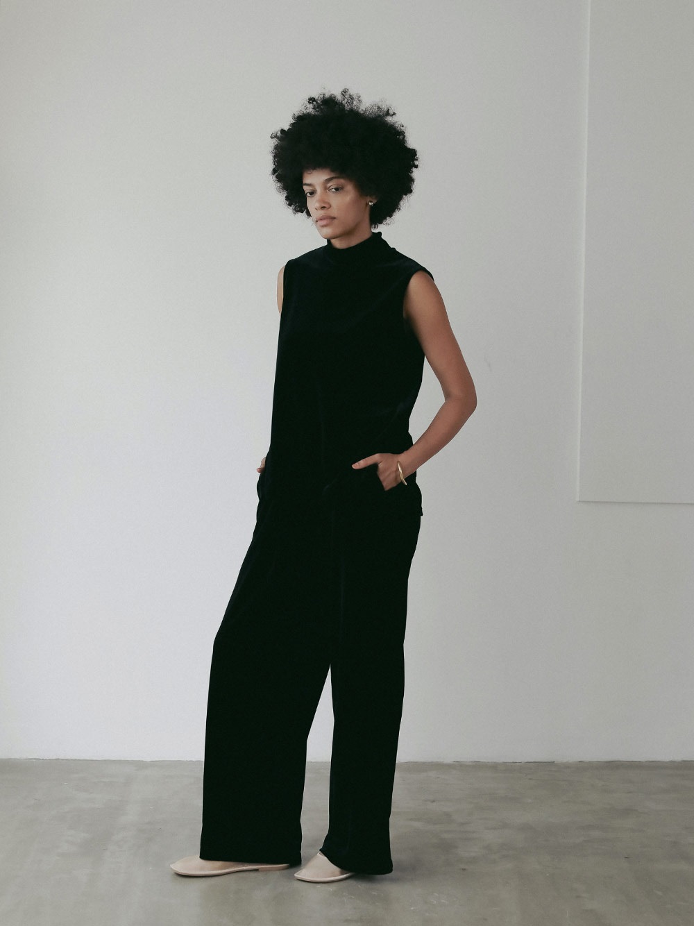 ベロアリラックスパンツ | Pants | HER. Online Store