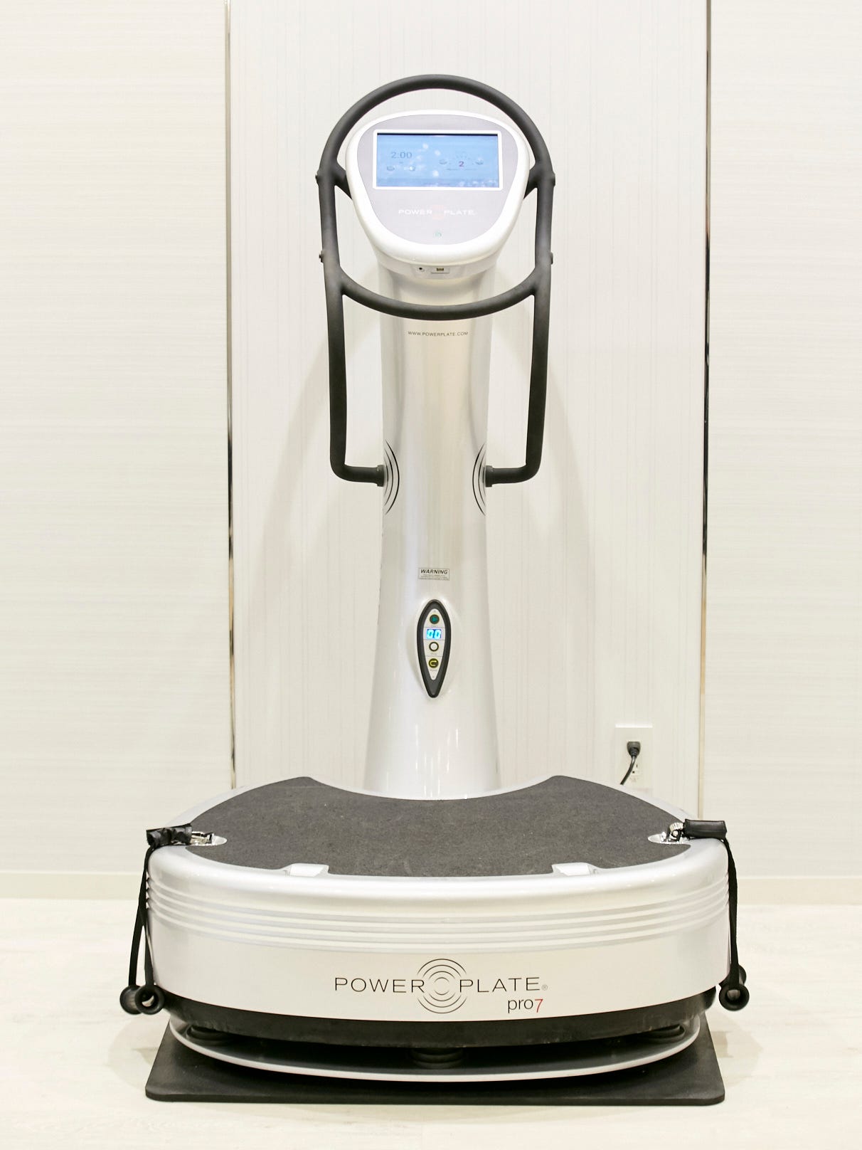 パワープレート®」をMEN'S HEALTH JP専任トレーナー望月あもんが体験