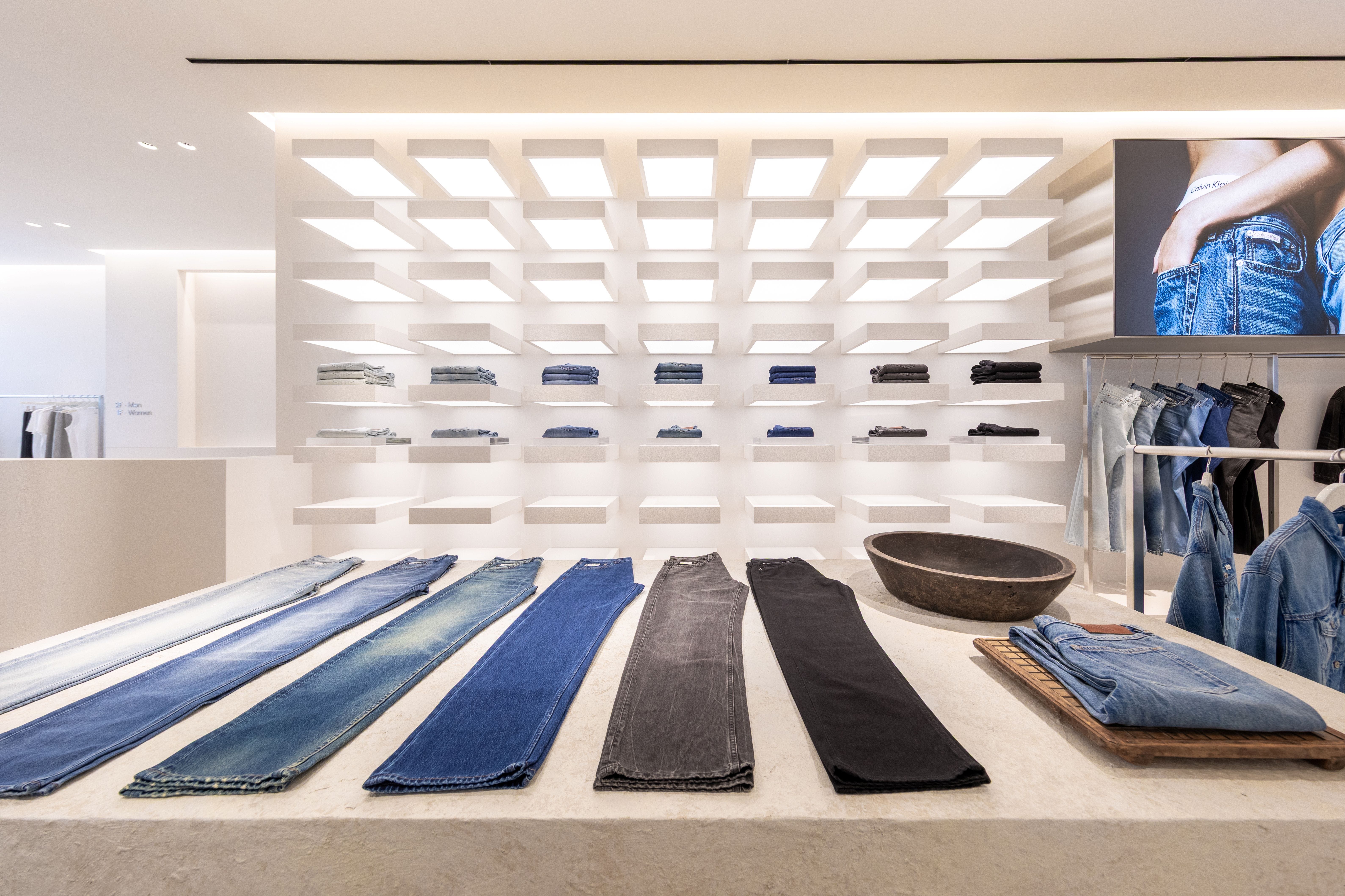 カルバン・クライン世界最大の旗艦店が原宿にオープン。限定カプセル