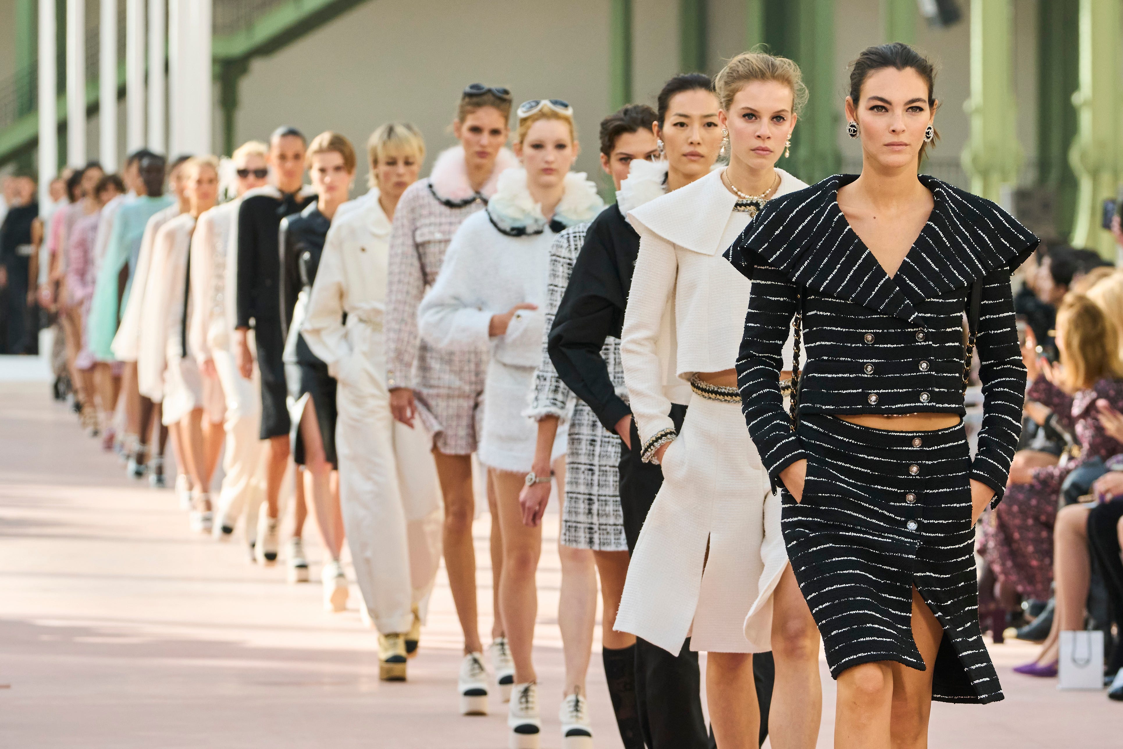 自由をたたえる「シャネル」。固定観念を解き放ち、軽やかに羽ばたく