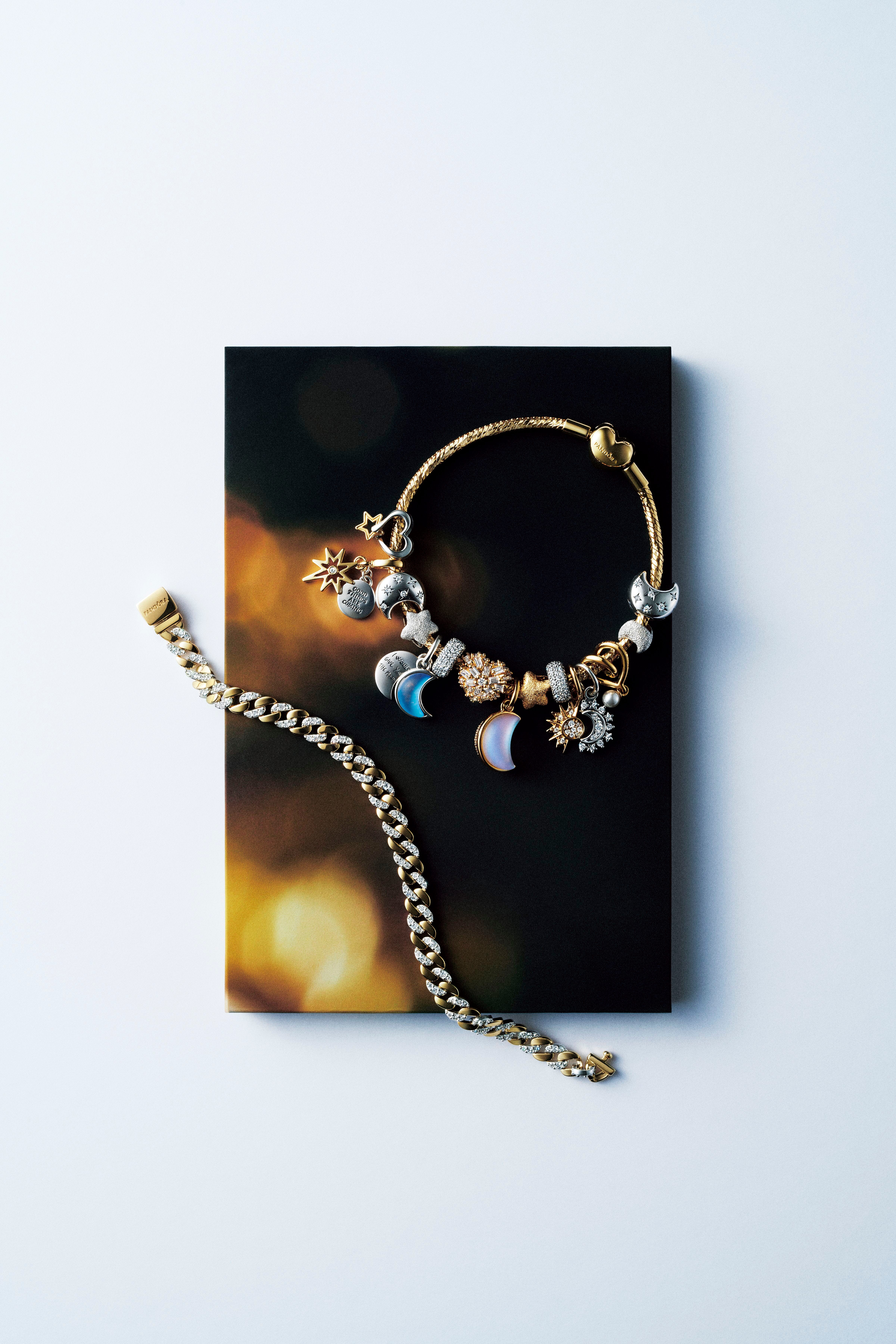 パンドラ」のプレイフルなきらめきをまとって