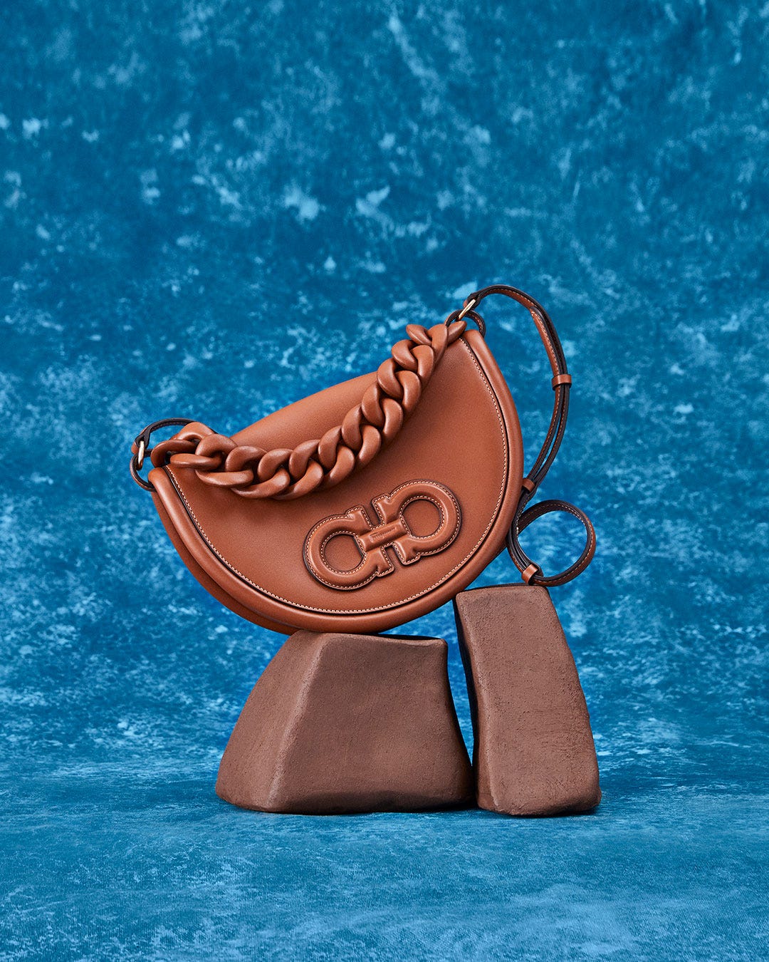 サルヴァトーレ フェラガモ」より新作バッグ“オーラ”が誕生