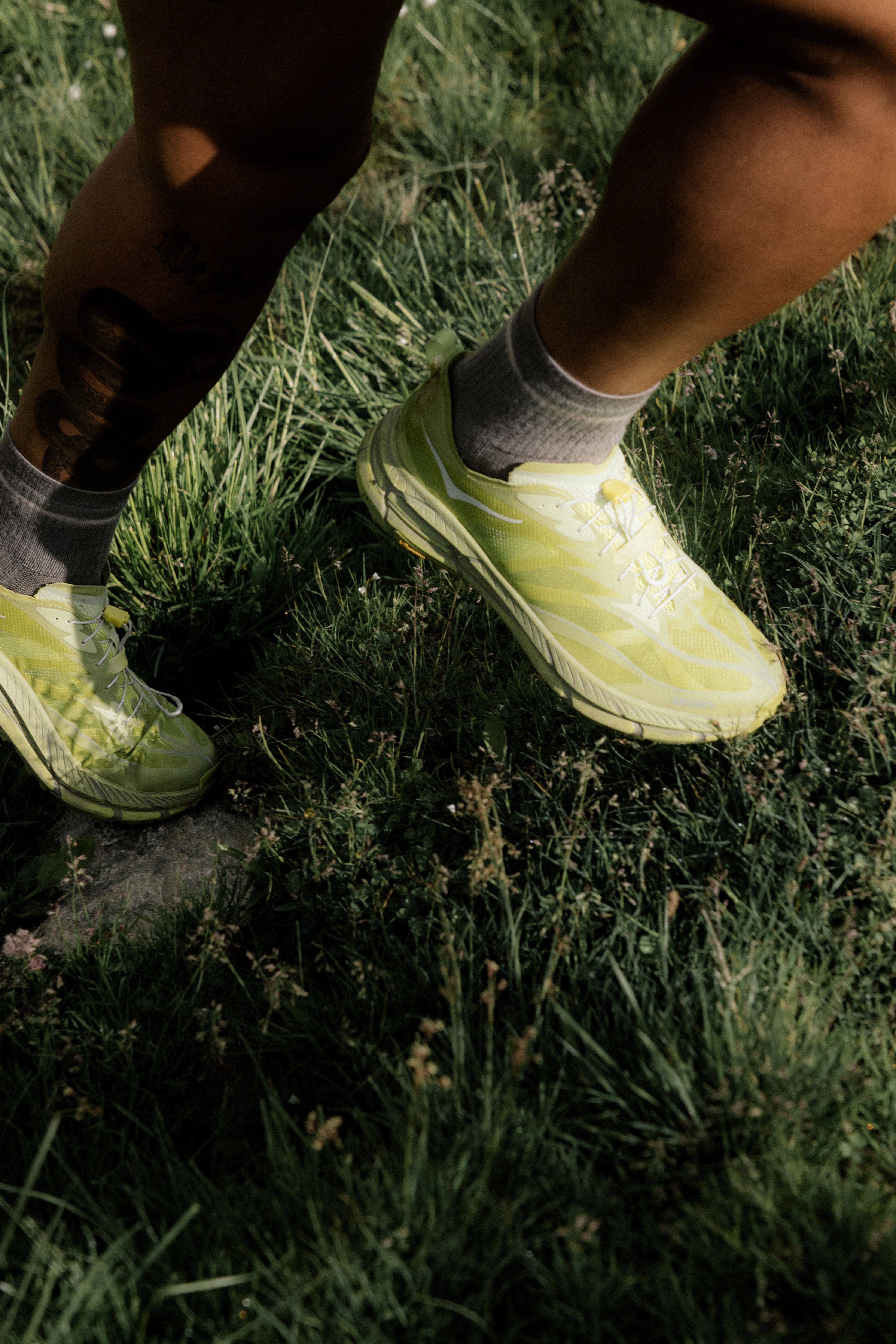 ホカ」×「サティスファイ」が最新トレイルランニングシューズを発表