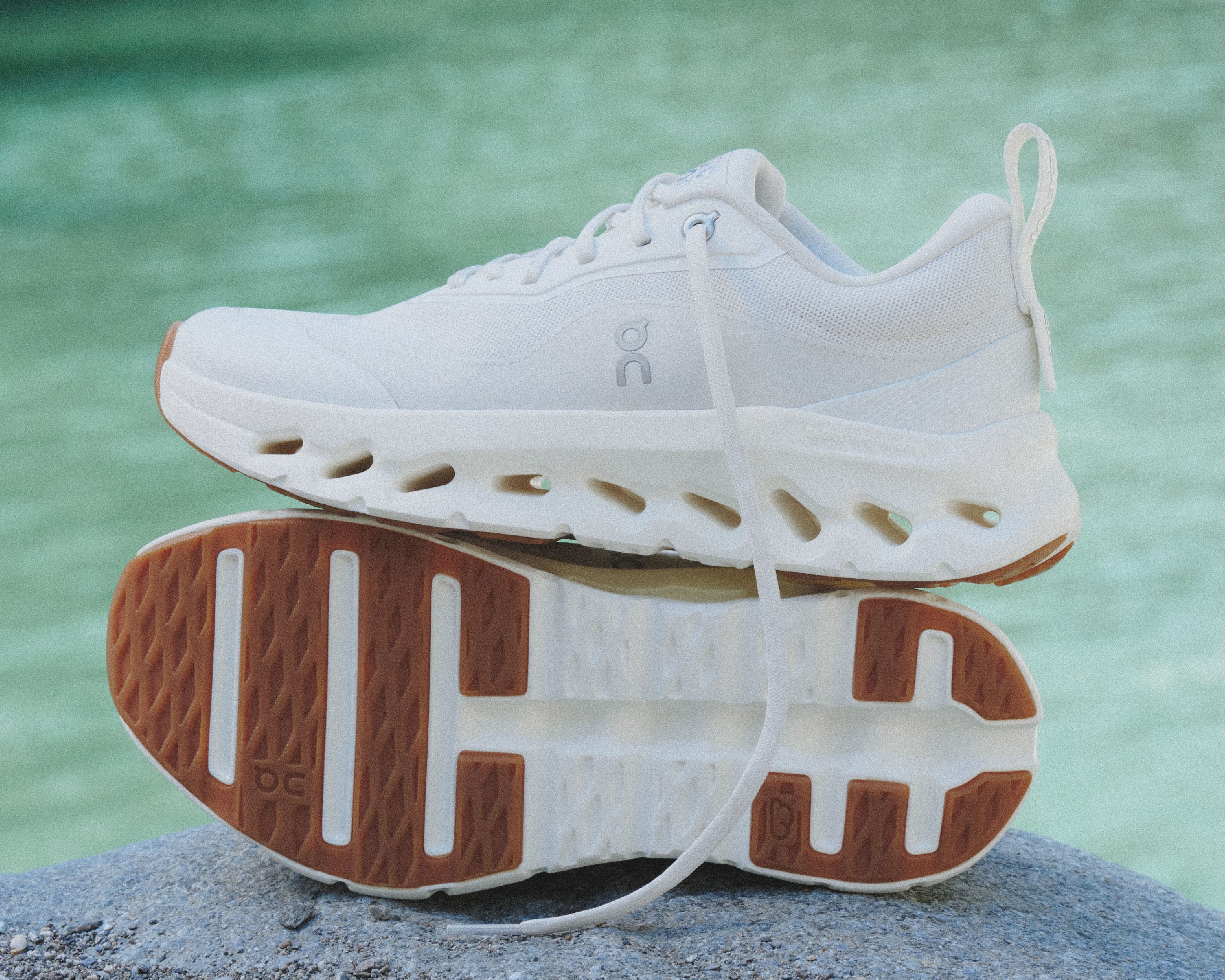 ロゴとライニングのカラーがアクセント。ロエベ × オンの最新