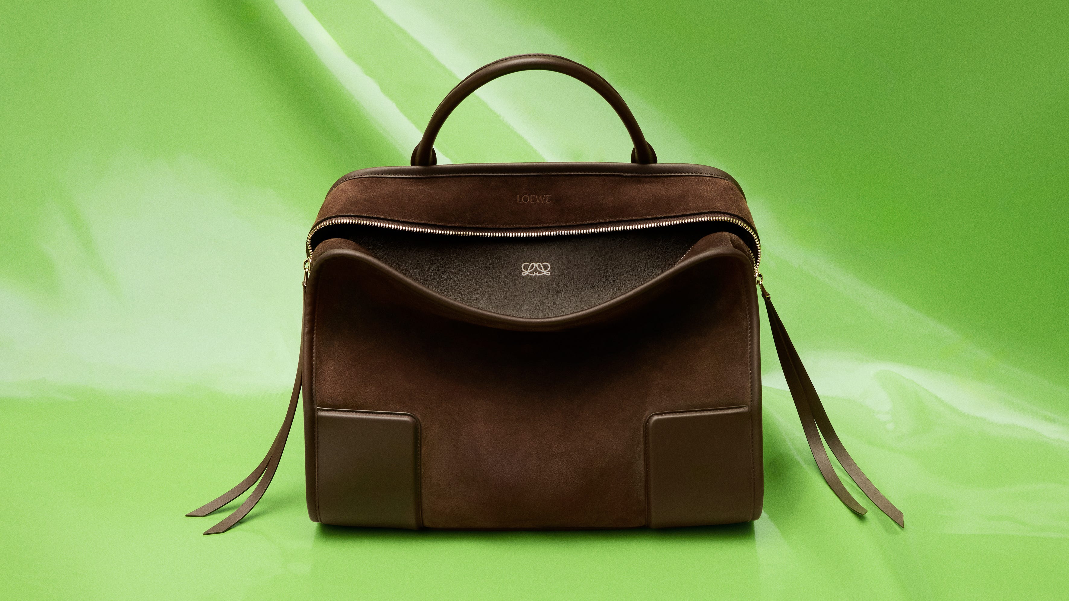 ロエベ 2026年春夏】伝説的バッグ「アマソナ」がリニューアル！ 創立