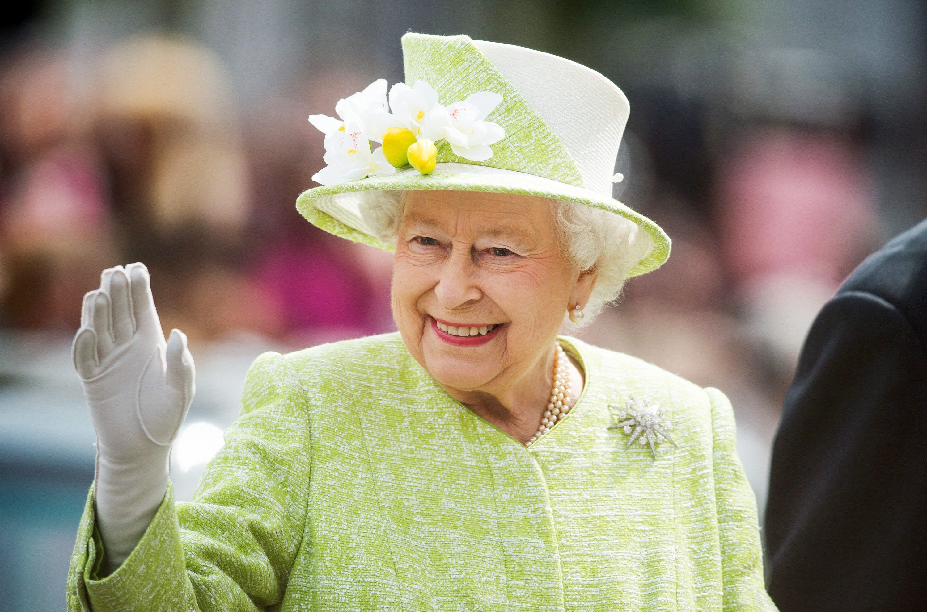 queen-elizabeth-ii-waves-