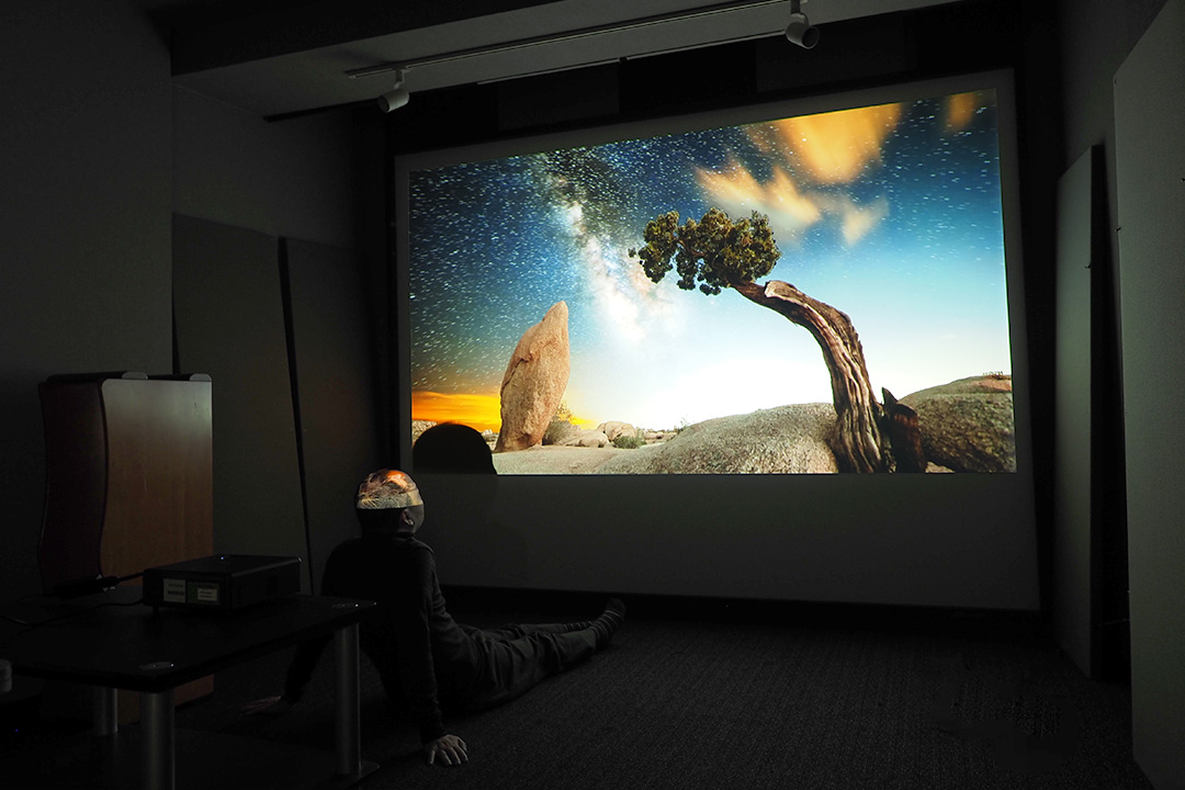 PR】セット販売開始！ エプソン小型プロジェクター「EF-11」は明るく色