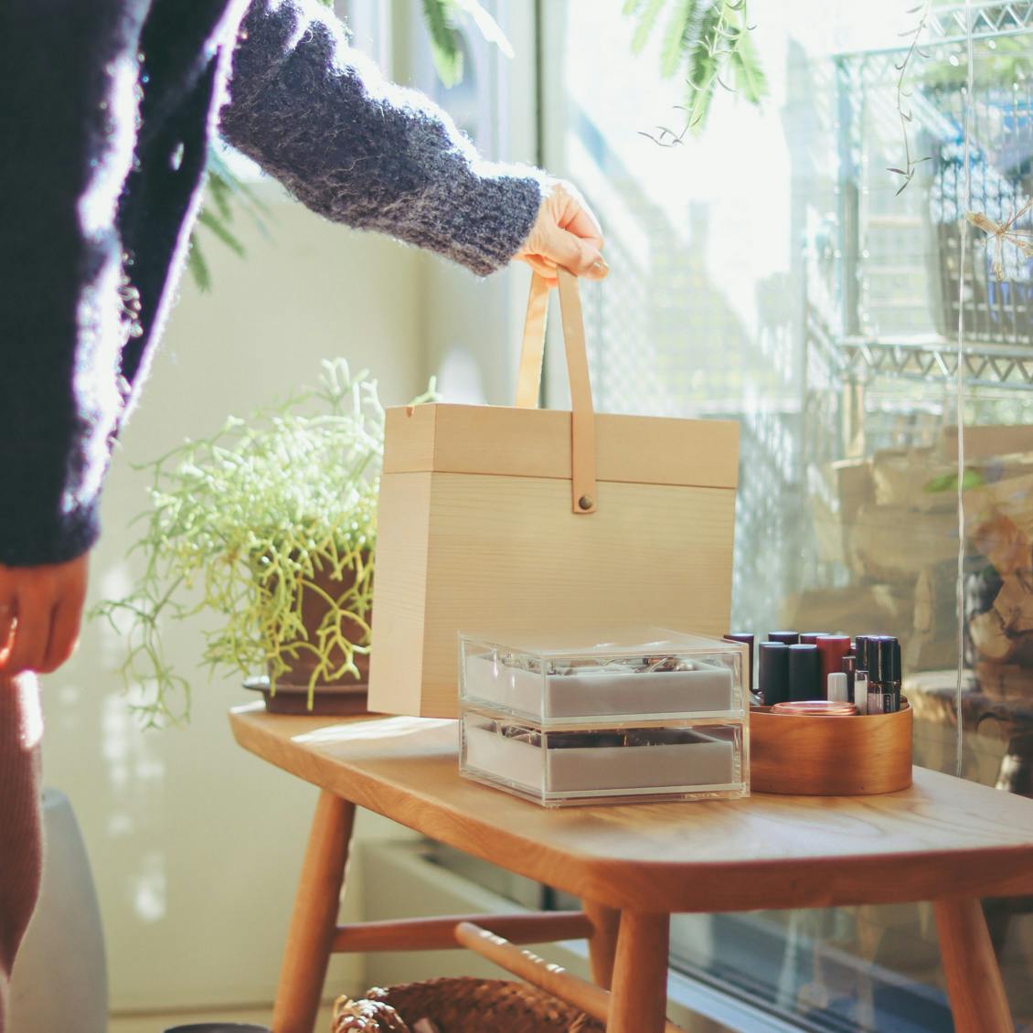 スタッフの愛用品】持ち運び自由。整理上手な「メイクボックス」が